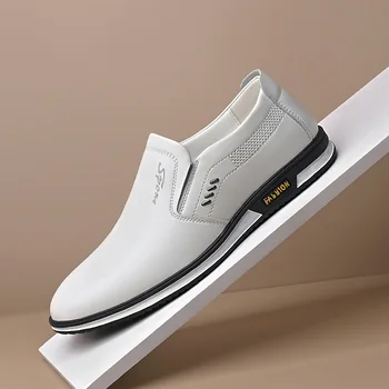 Маленькие белые туфли мужские 2023 Новые летние кожаные универсальные одноногие повседневные мужские туфли на мягкой подошве в британском стиле.